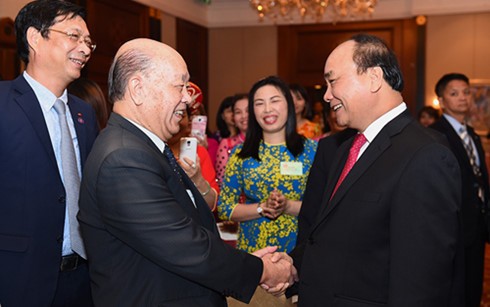 PM Nguyen Xuan Phuc meets overseas Vietnamese in Hong Kong  - ảnh 1